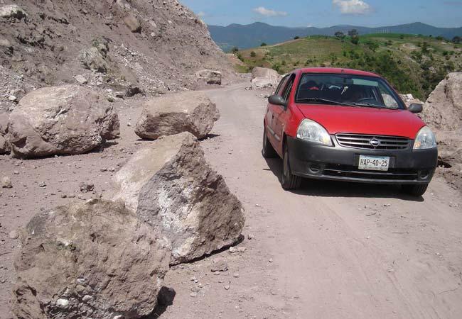 Deslave provoca cierre parcial en autopista Monterrey-Saltillo
