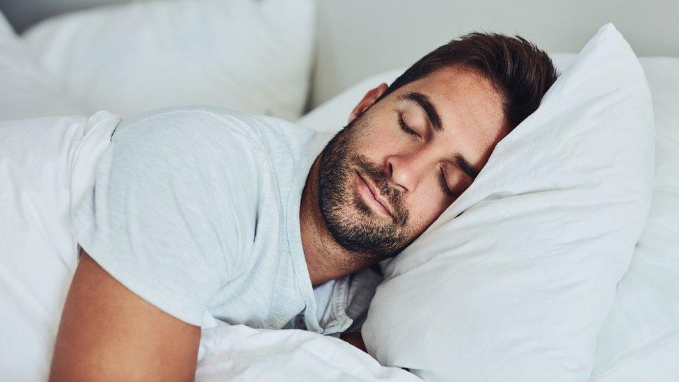 ¿Izquierda o derecha? Por qué es importante hacia qué lado duermes y cuál es el que más beneficia tu salud