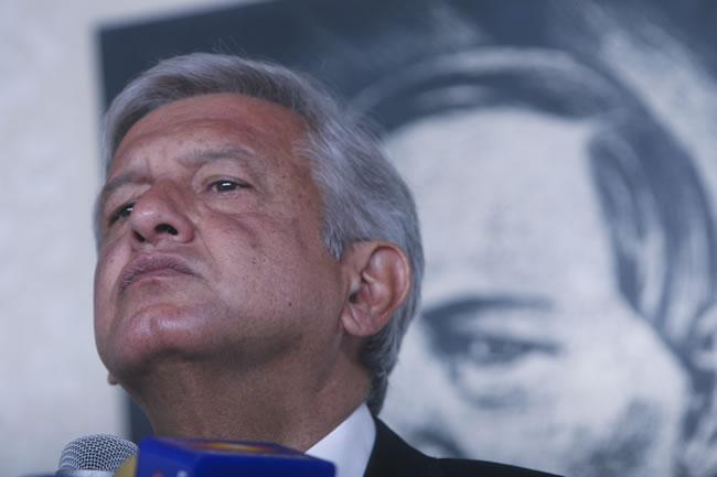 Primo de Santiago Creel <i>pasa charola</i> por AMLO