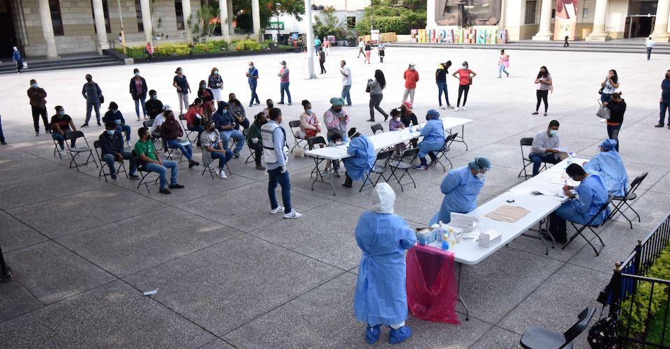 México inicia semana 30 con 4 mil casos de COVID; cobertura de vacunación es del 79%