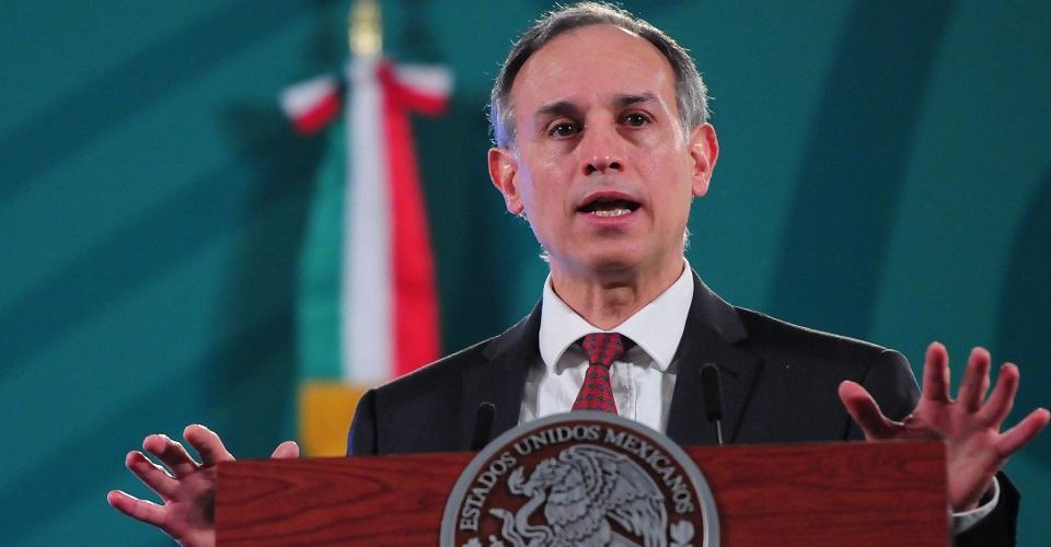 Captan a López-Gatell en la calle pese a que aún es positivo a COVID-19