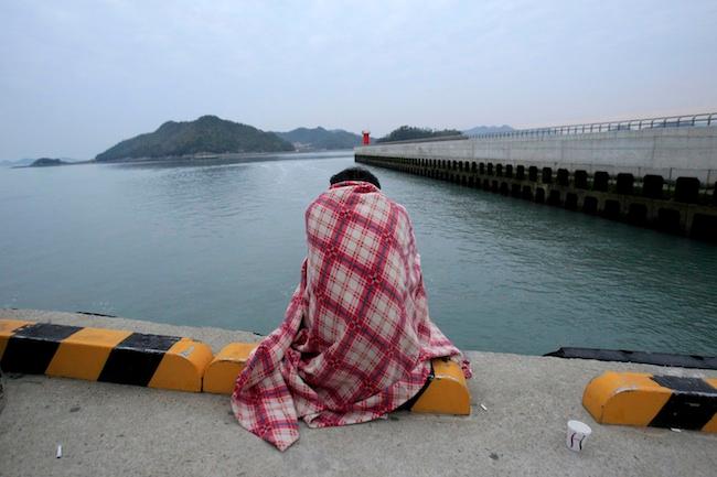 Capitán de barco coreano hundido pidió a pasajeros quedarse en camerinos; hay 287 desaparecidos