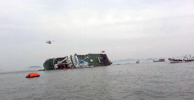 Rescatistas entran a barco hundido surcoreano; emiten orden de arresto contra capitán
