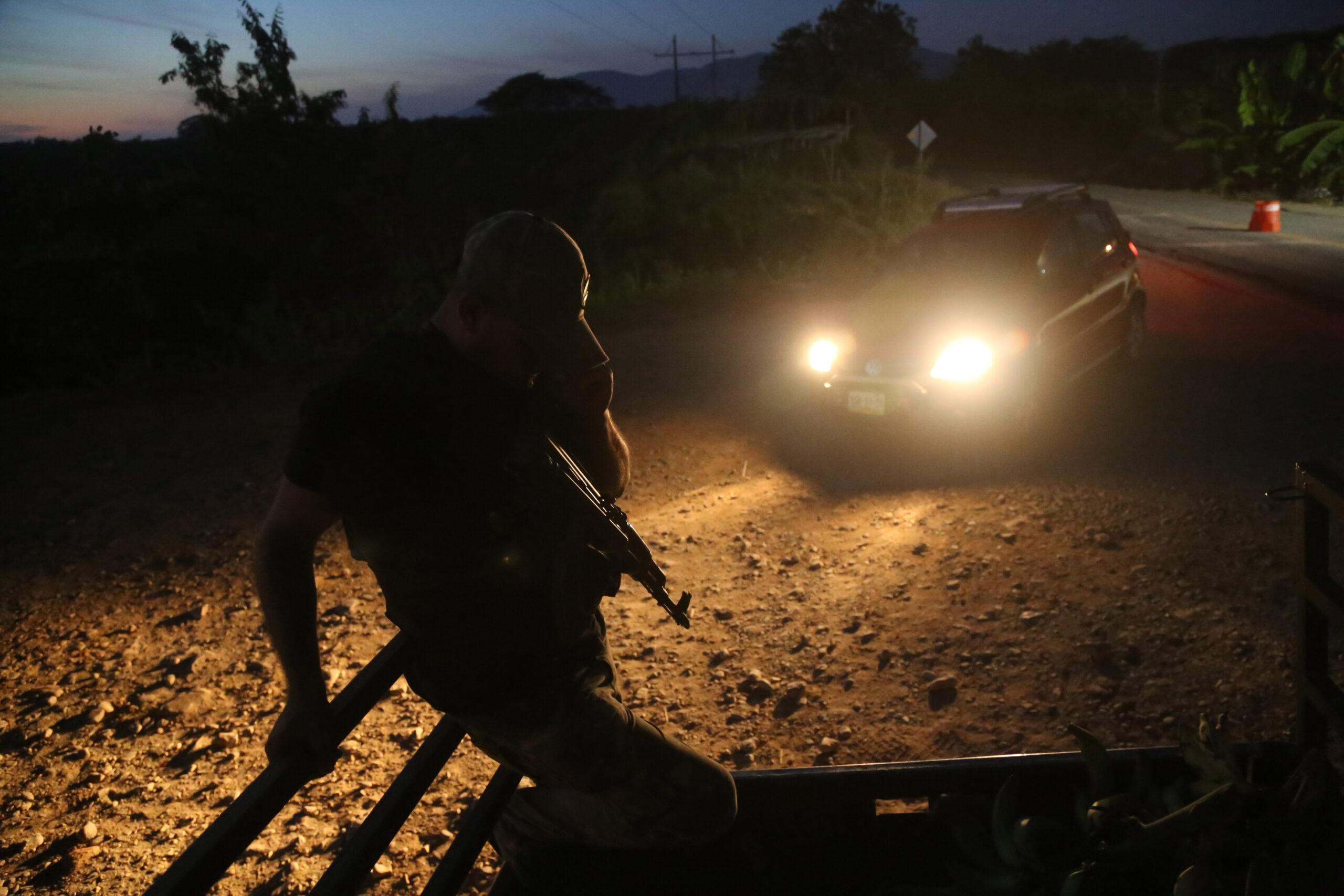 Encuentran 15 cuerpos apilados en camioneta, en Aquila, Michoacán