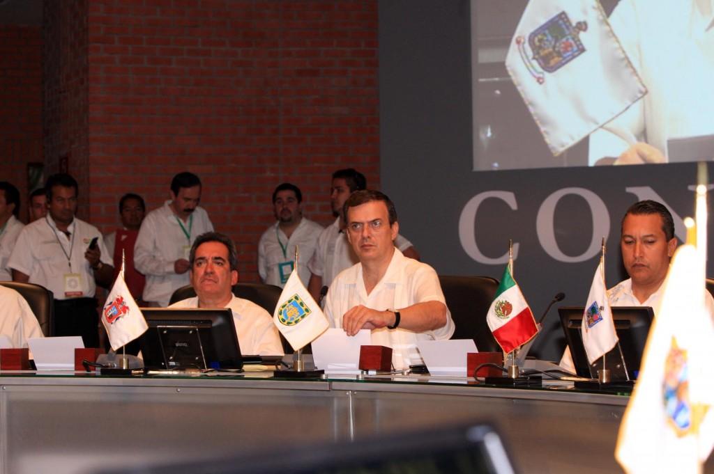 EPN nombra a 11 secretarios como <i>sus ojos y oídos</i> en 12 regiones del país