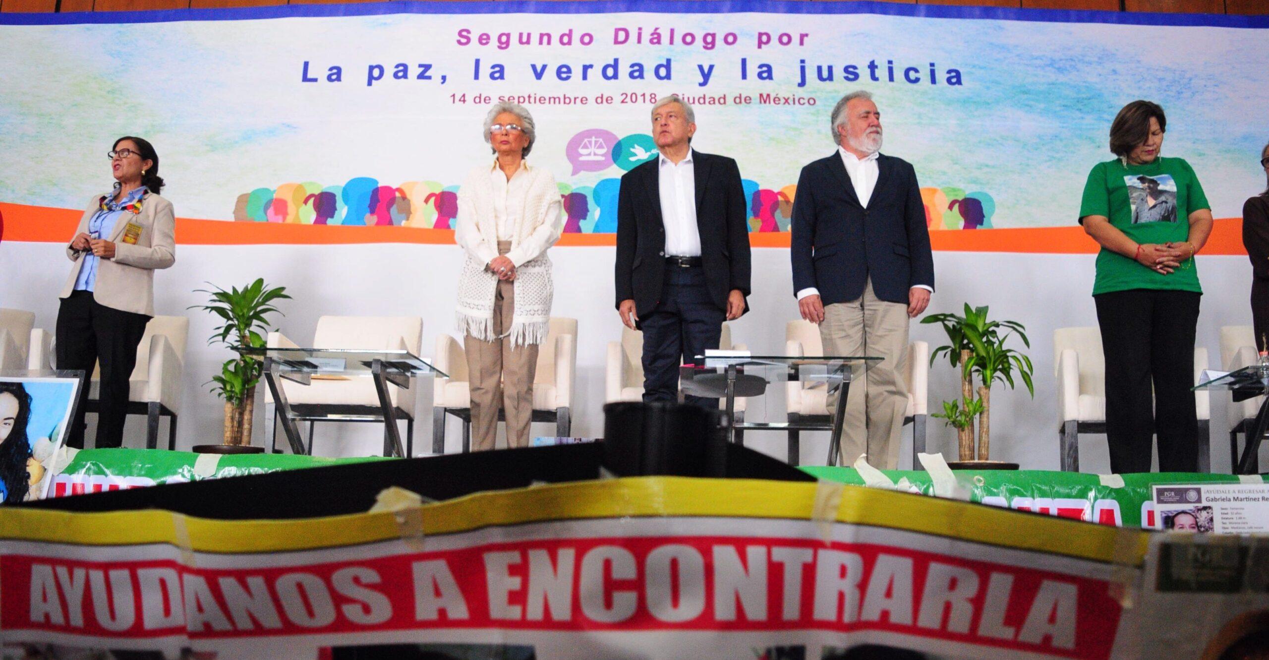 En medio de reclamos y exigencias, AMLO acepta ruta de trabajo propuesta por víctimas de la violencia