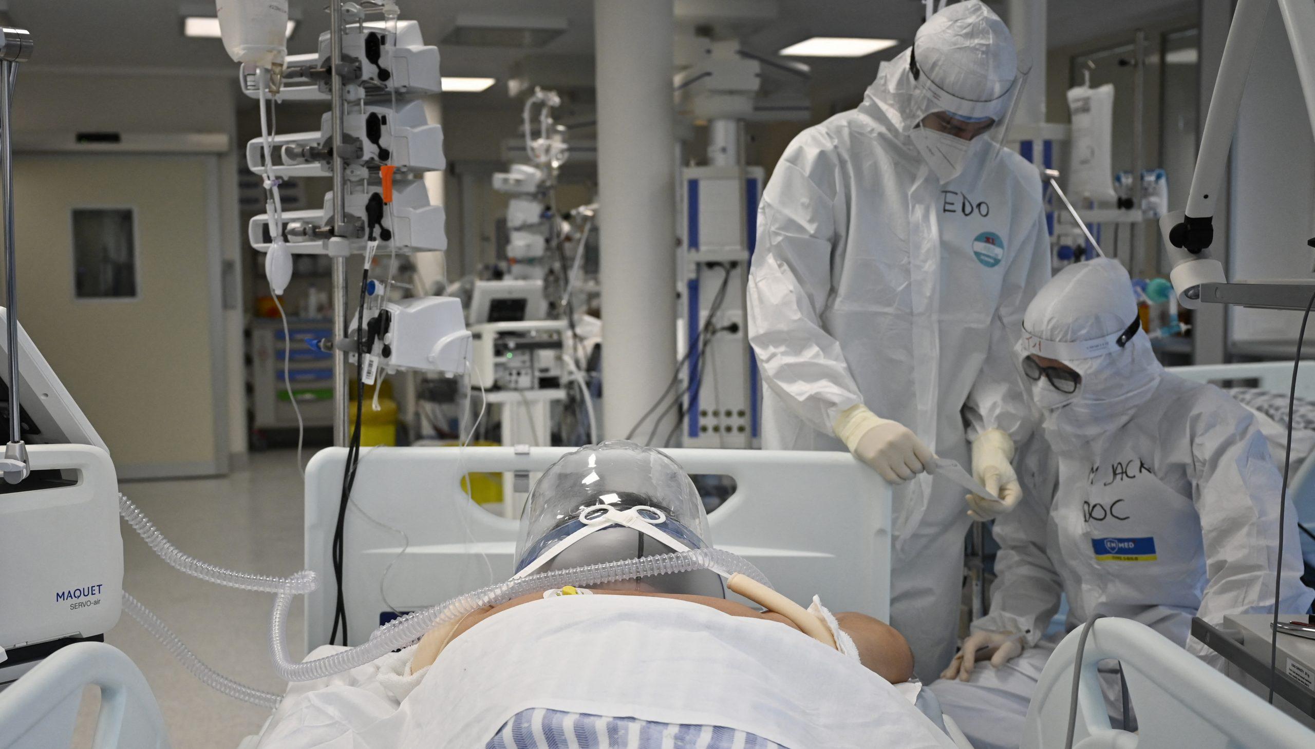 Ómicron mata a personas, no debería ser calificada como ‘leve’, advierte la OMS