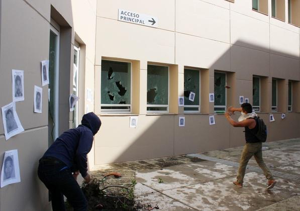 Normalistas de Ayotzinapa protestan y dañan edificio de la Fiscalía de Guerrero