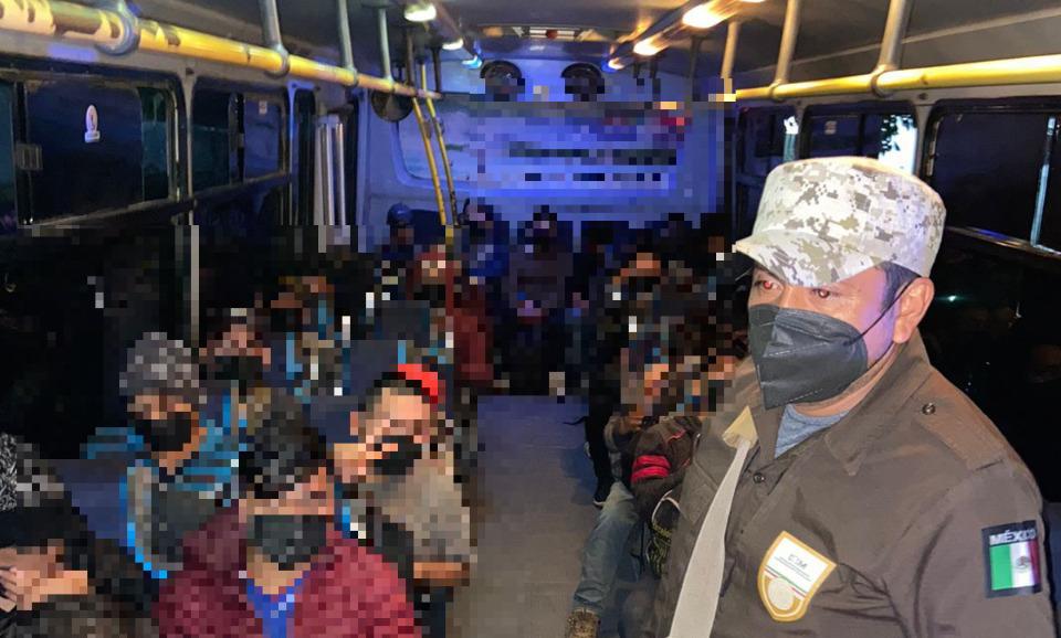 Autoridades detienen a 198 migrantes que viajaban en camiones turísticos, en Oaxaca