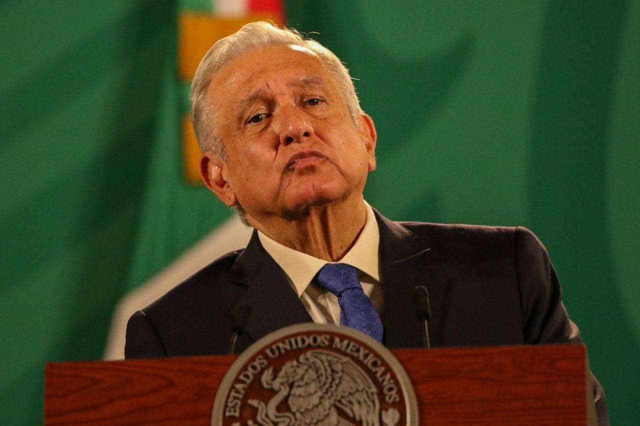 “Es su esposa, cómo no lo va a apoyar”: AMLO critica al INE por sanción a Samuel García