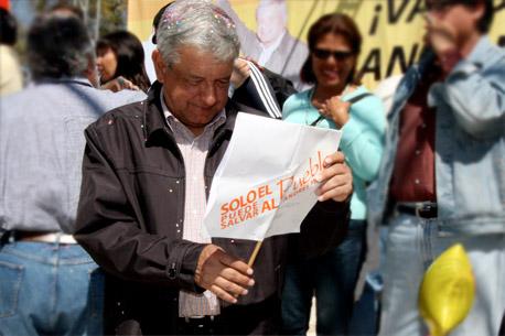AMLO entrega solicitud de licencia; Ortega le pide no irse bajo ese argumento