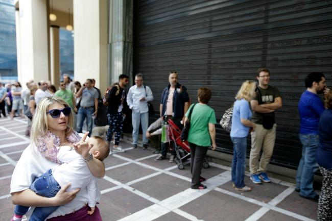 Caen las bolsas del mundo mientras Grecia cierra bancos y limita retiros de dinero