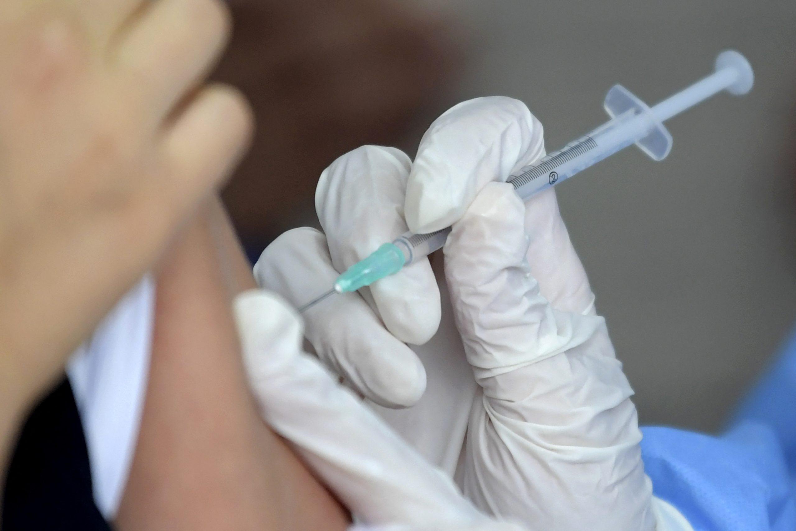 10 países han acaparado 75% de vacunas COVID-19 y más de 130 no han recibido una sola dosis