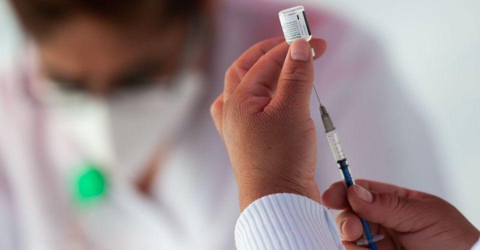 Médica denuncia influyentismo en aplicación de vacuna contra COVID; IMSS investiga