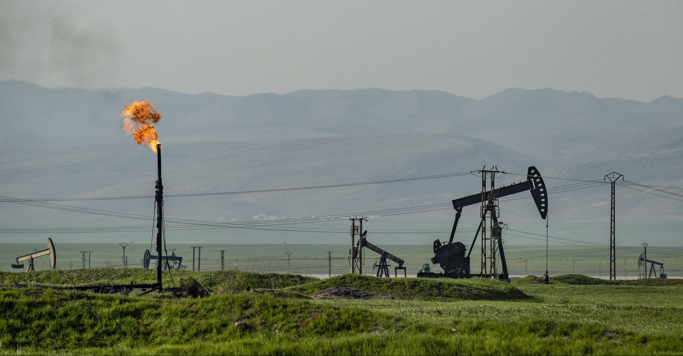 Peso cae a 23.93 unidades por dólar, nuevo mínimo histórico; petróleo toca su nivel más bajo en 20 años