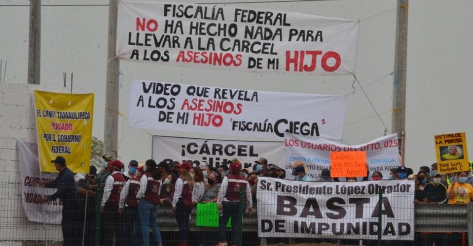 Familiares de víctimas protestan en Nuevo Laredo ante evento de AMLO