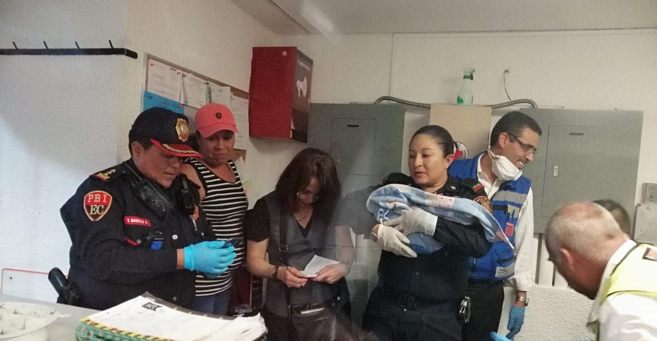 Policías atienden el parto de una adolescente de 14 años en metro Chabacano