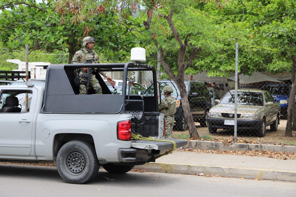 Policías comunitarios retienen a marinos en Tecpan, Guerrero
