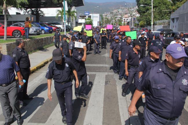 Tras paro de un año, 670 policías de Acapulco regresan a sus labores