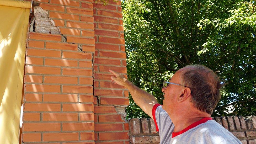 “Vamos a morir aplastados”: cómo se vive en Colazo, el pueblo de Argentina que se está hundiendo y desmoronando