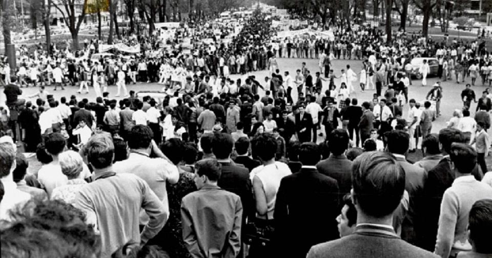1968: Desborda el Zócalo festiva marcha de 400 mil personas; con tanquetas, soldados desalojan después
