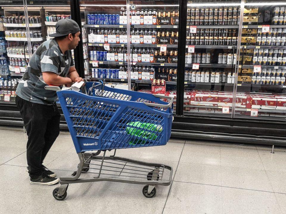 Premiar con caguamas, dar tablazos y doble no circula: las acciones de autoridades locales contra el COVID-19