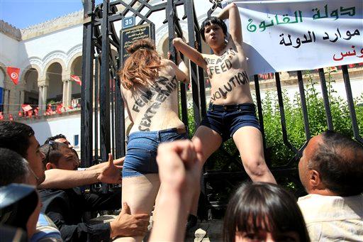 Activistas <i>topless</i> protestan por primera vez en un país árabe