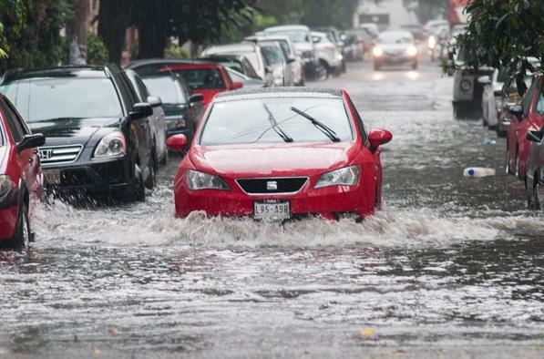 FOTOS: Abren segundo piso del Periférico por inundaciones