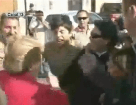 Bachelet es agredida en un acto público