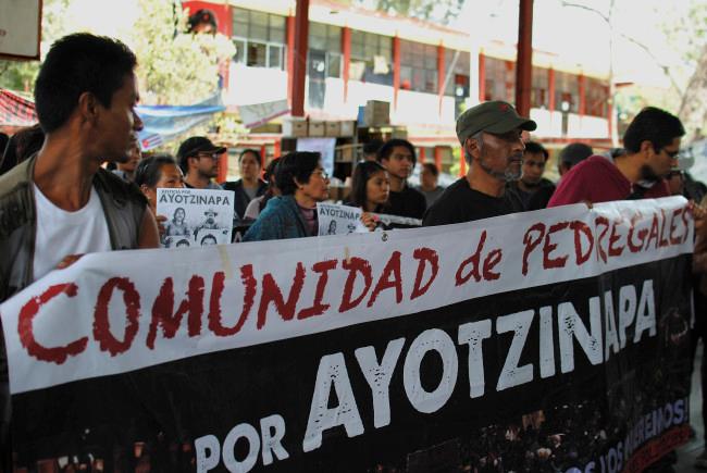 Padres de Ayotzinapa anuncian bloqueos a módulos del INE