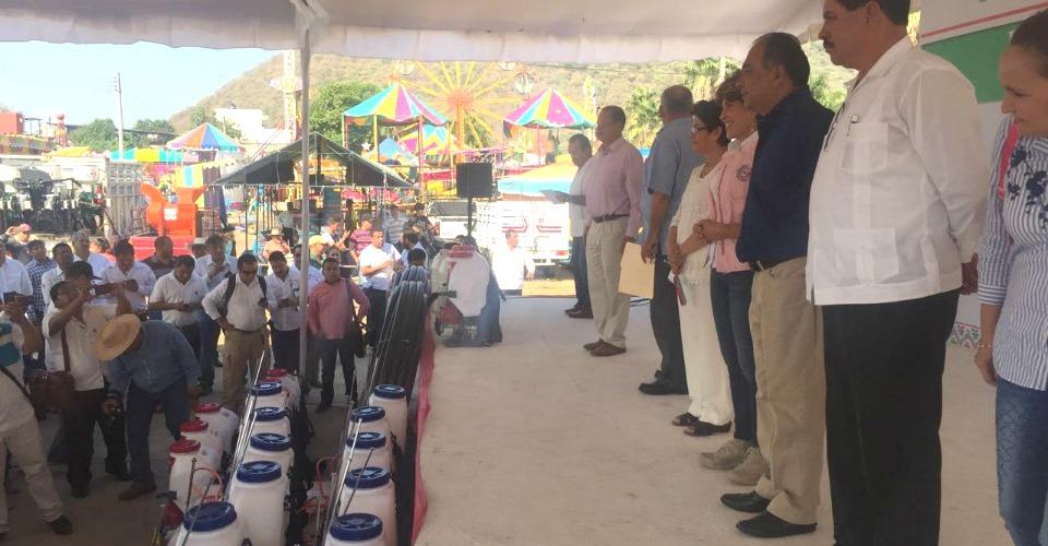El gobernador de Guerrero entrega apoyos sociales durante recorrido por Tierra Caliente