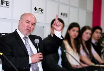 Los cuatro fundamentos jurídicos <br>que Clouthier presentó ante el IFE