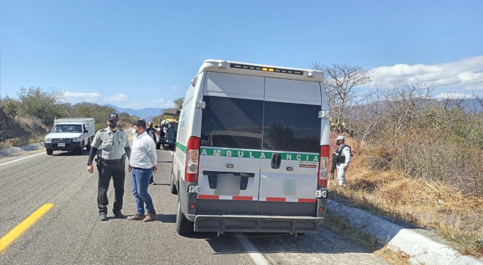 Vuelca camioneta que transportaba migrantes en Veracruz; hay al menos 3 muertos y 18 heridos