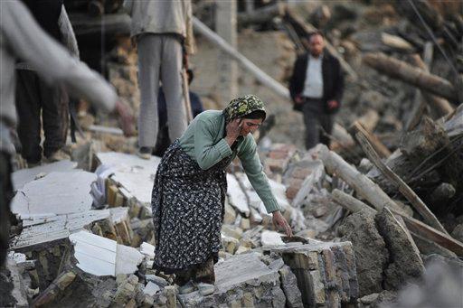 Aumentan a 306 las víctimas de los terremotos en Irán