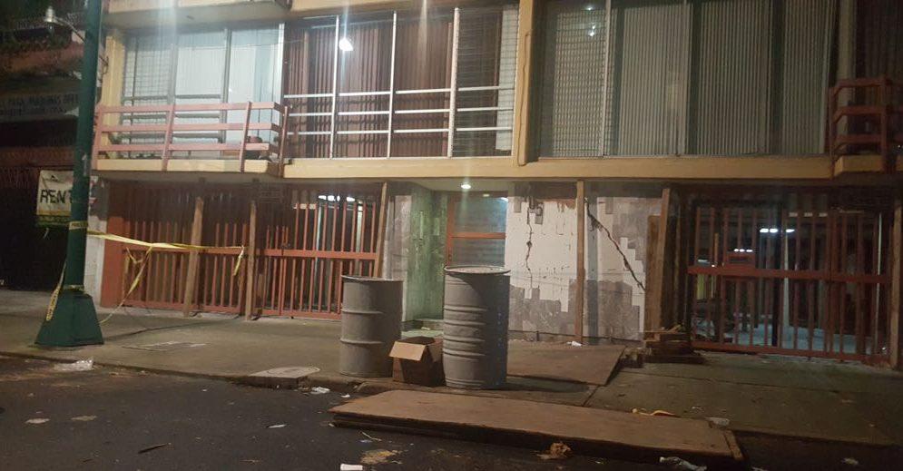 Catalogaron sus edificios como habitables pese a daños graves; vecinos llevan un mes sin hogar