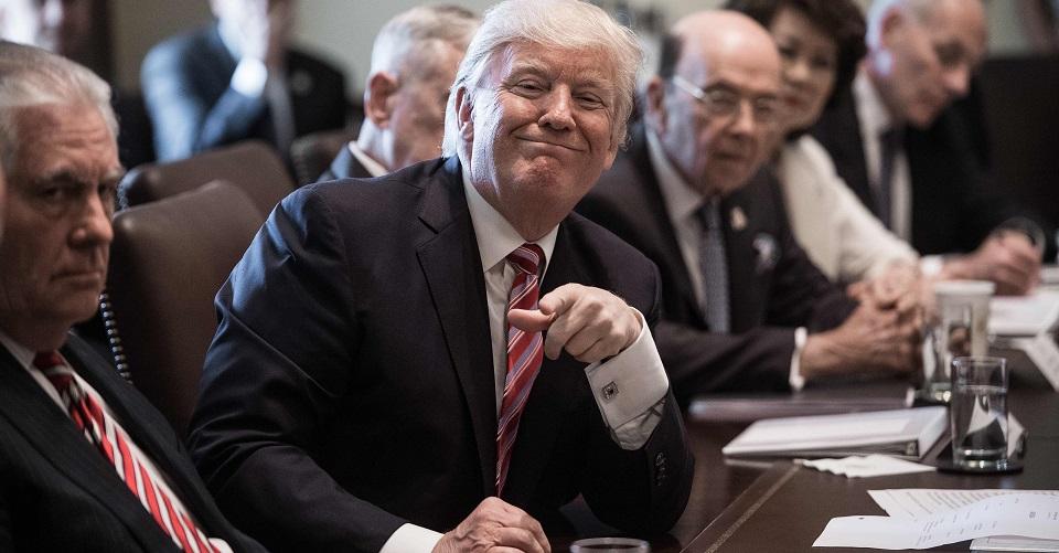 Mal día para Trump: lo demandan por corrupción y tribunal suspende decreto antimigratorio