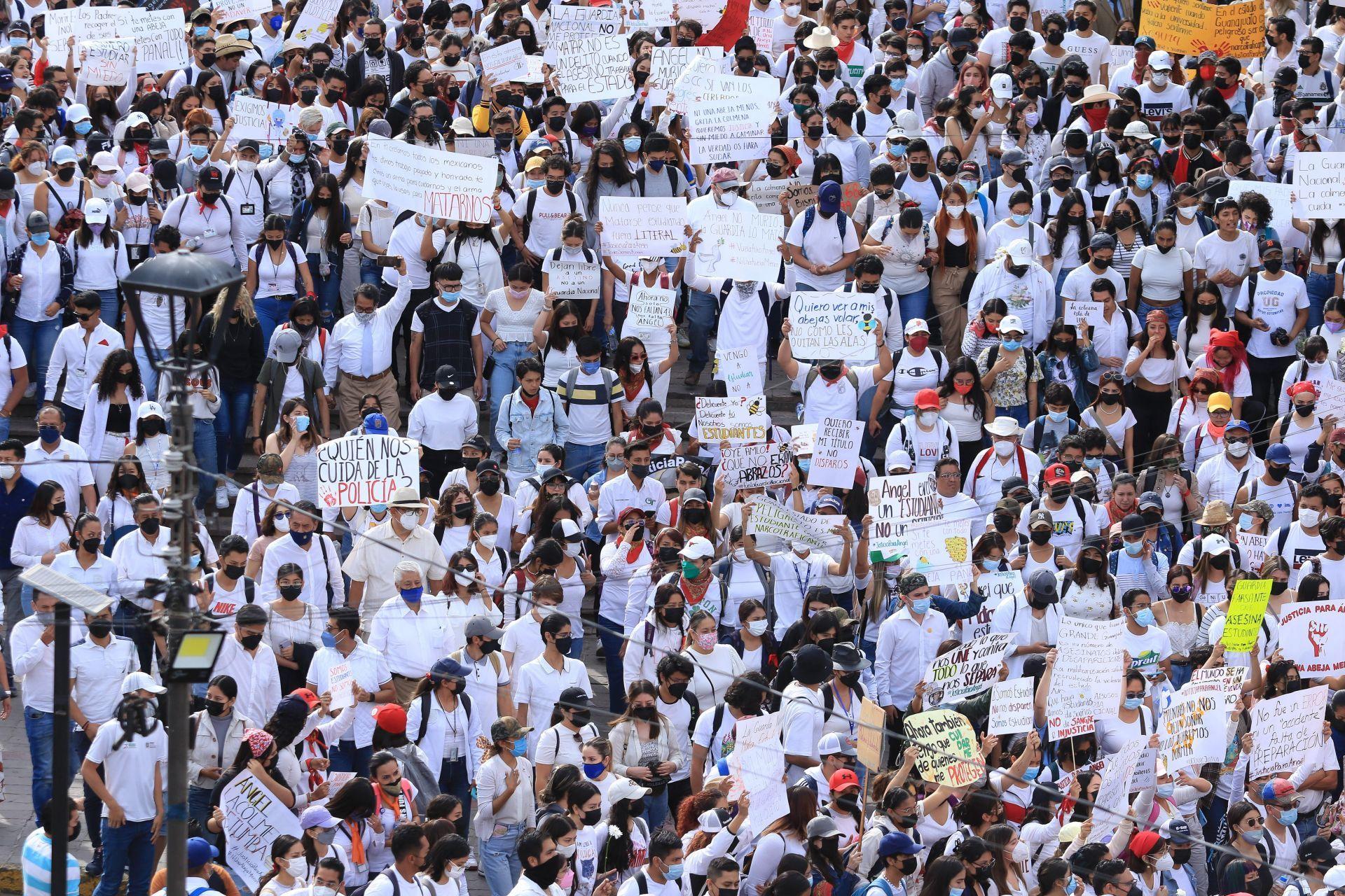 “Ángel no murió, la Guardia lo mató”: Cientos de estudiantes en Guanajuato protestan por asesinato de alumno
