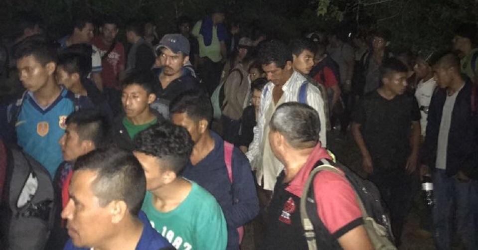 Abandonan en un camión en Veracruz, sin agua ni alimentos, a 147 migrantes centroamericanos