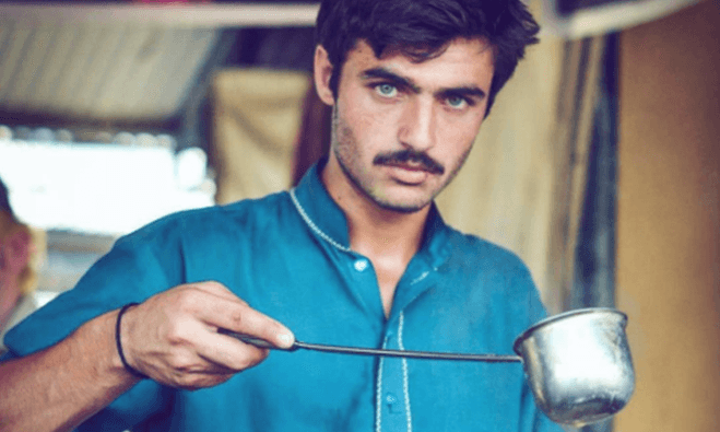 De vendedor ambulante a modelo: cómo una foto cambió la vida a un adolescente paquistaní