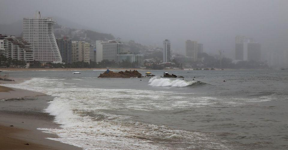 Las tormentas Hernan e Iselle se acercan a costas mexicanas y provocarán fuertes lluvias en 8 estados