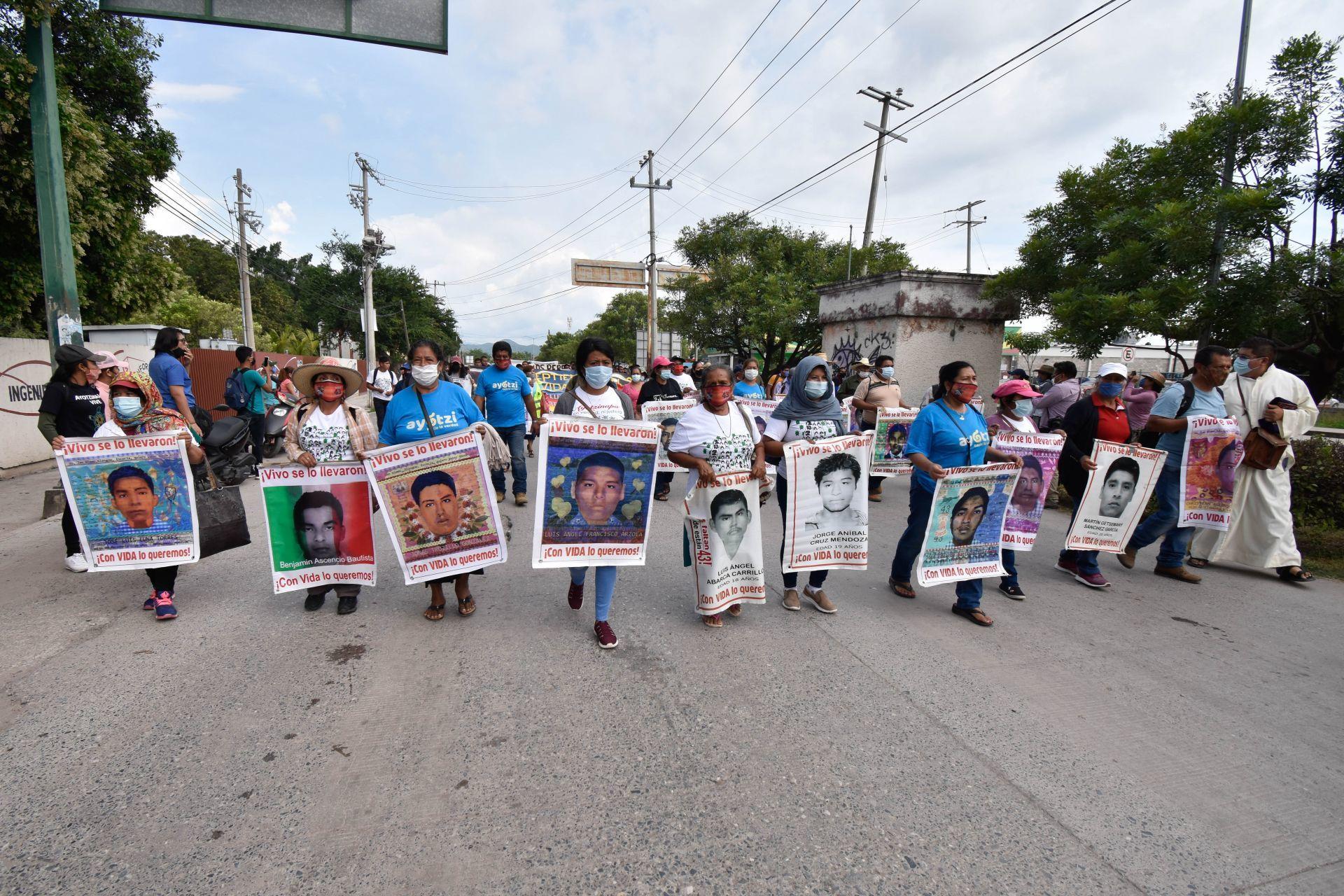 Padres de los 43 estudiantes toman caseta de la Autopista del Sol; piden investigar a Cienfuegos