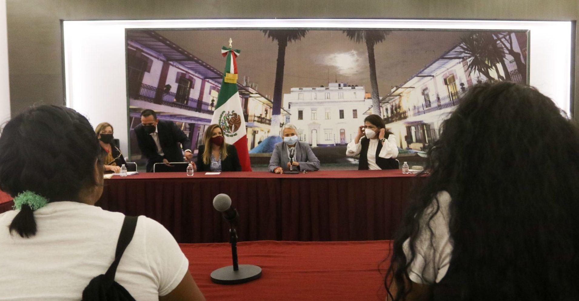 Familiares de víctimas que tomaron la CNDH dialogan con Gobernación