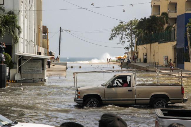 Marejada deja 218 casas dañadas en 4 municipios de Guerrero: Protección Civil