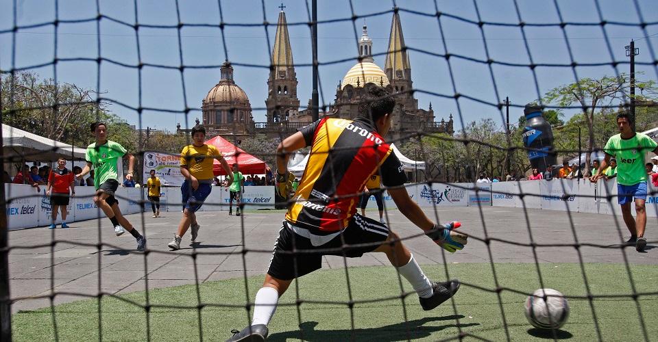 Balean a jugadores de futbol amateur en pleno partido en Guadalajara