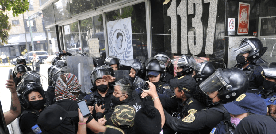 Policía impide a mujeres entrar a la CEAV; regresan a la CNDH tras confrontación