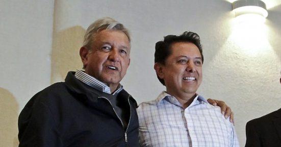 Tres superdelegados hacen campaña con espectaculares; expertos afirman que es ilegal