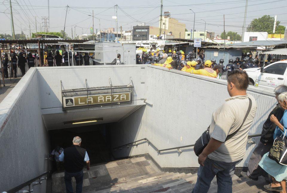Balean a dos policías afuera de la estación del metro La Raza