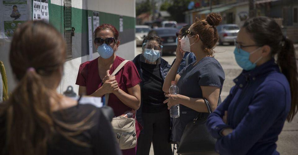 Personal que atiende COVID-19 tiene sueldo base de 4 mil a 11 mil pesos y compra su propio equipo