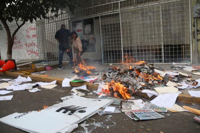 En Oaxaca, profesores irrumpen en PRI estatal, queman fotos y papelería