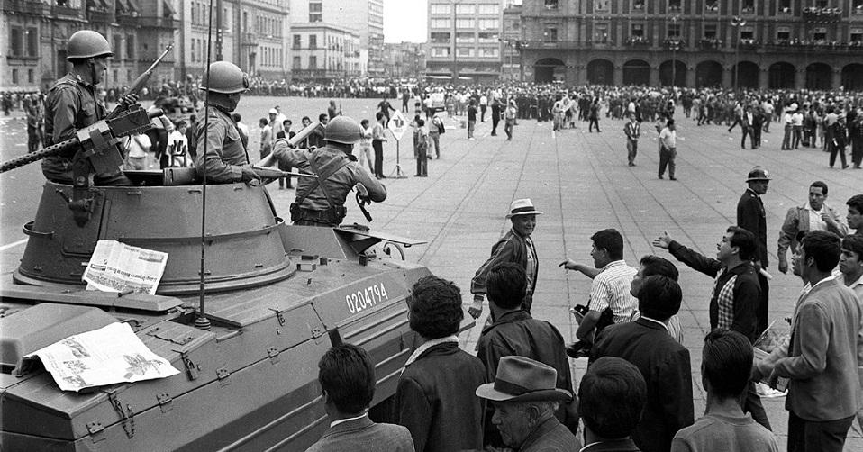 1968: ¡Somos borregos, beeee!, llevan acarreados al desagravio a la bandera; balazos en el Zócalo